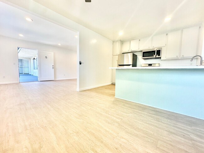 Photo - 10707 Landale St