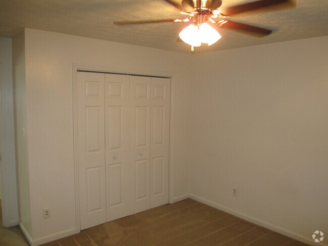 Building Photo - 2 Bedroom, 1 bath apartment - Downstairs Unit