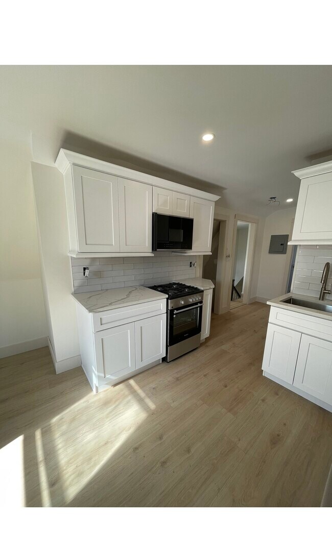 Kitchen/living - 44 Madeleine Ave Unit Apt 3