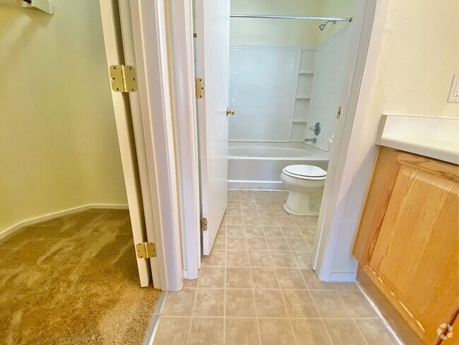 Building Photo - CHARMING 2 BEDROOM, 2 BATH CONDO WITH STYL...