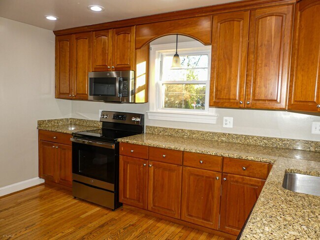 Photo - 903 Crestview Dr