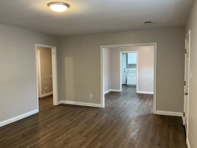 121 Iris Dr