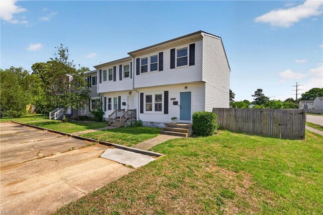 Building Photo - Corner Townhome in Virginia Beach