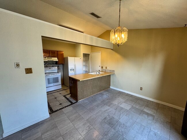 Photo - 2403 Hemlock Dr