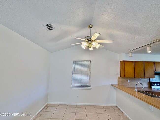 Photo - 665 S 10th St