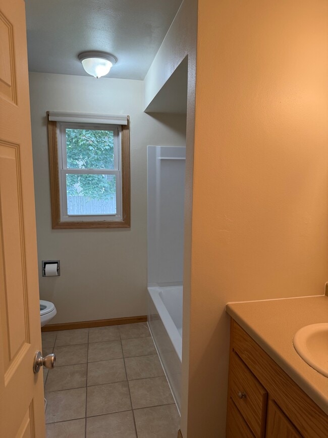 Photo - 2749 W 8th St