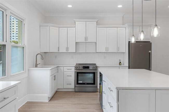 Photo - 10 18th St S