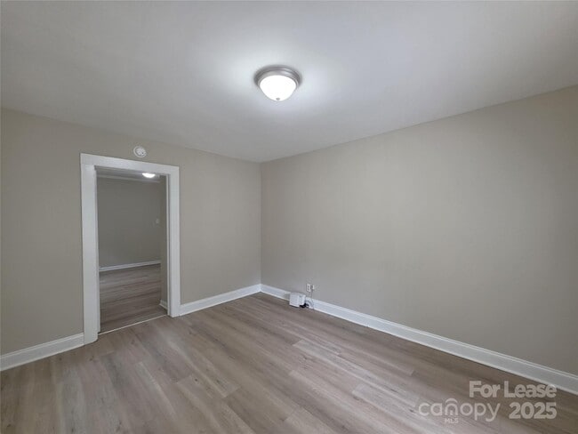 Photo - 1417 Oakshade Ave