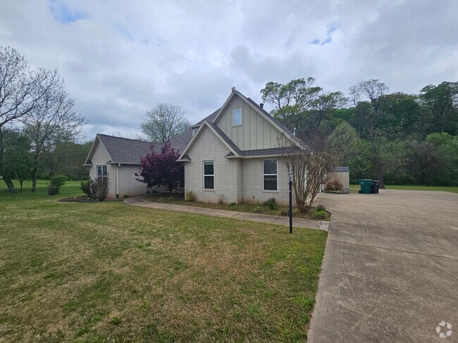 Building Photo - Beautiful Large Home in Johnson