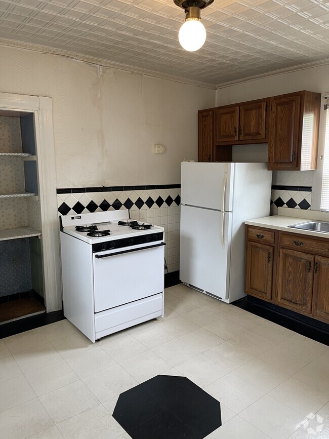 Building Photo - 74 Otis St Unit 2R Rental