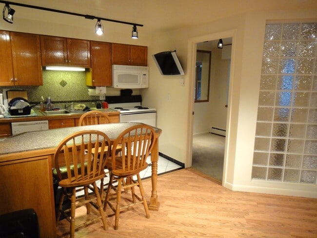 Photo - Month-to-Month ROOM w/ PRIVATE BATH in Sou... Unit 680-112 b