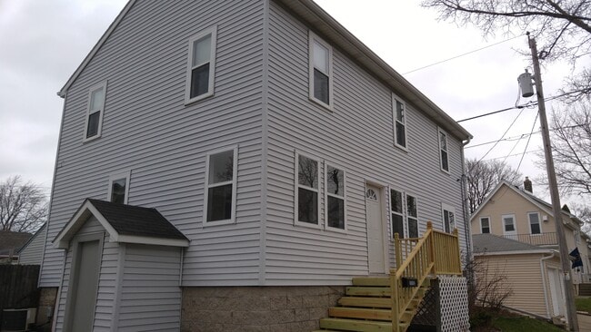 Building Photo - 1712 East Saveland Avenue