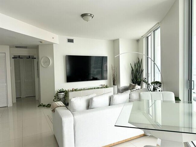 Photo - 300 S Biscayne Blvd