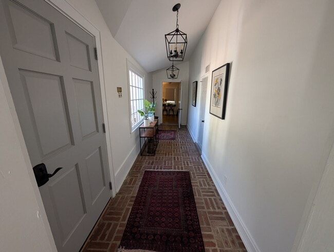 Photo - 405 Colleton Ave SE