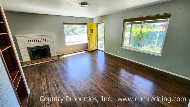 Photo - Garden Tract 3-Bedroom House with Hardwood...