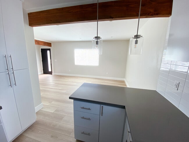 Great Living Space - 14859 Chatsworth Dr House