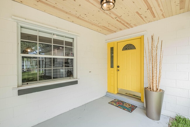 Photo - 320 Jamaica Dr