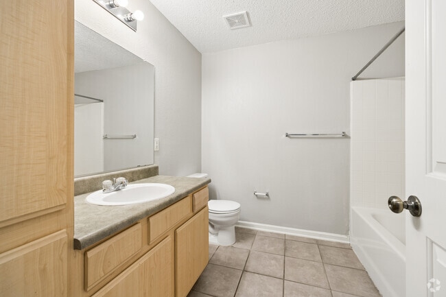 2B60 2BR, 2BA - 987SF - Second Bathroom
