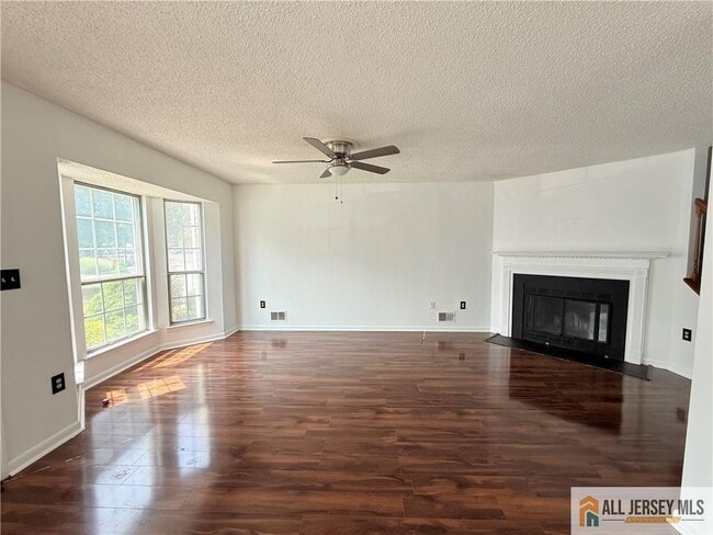 Photo - 115 Albury Way