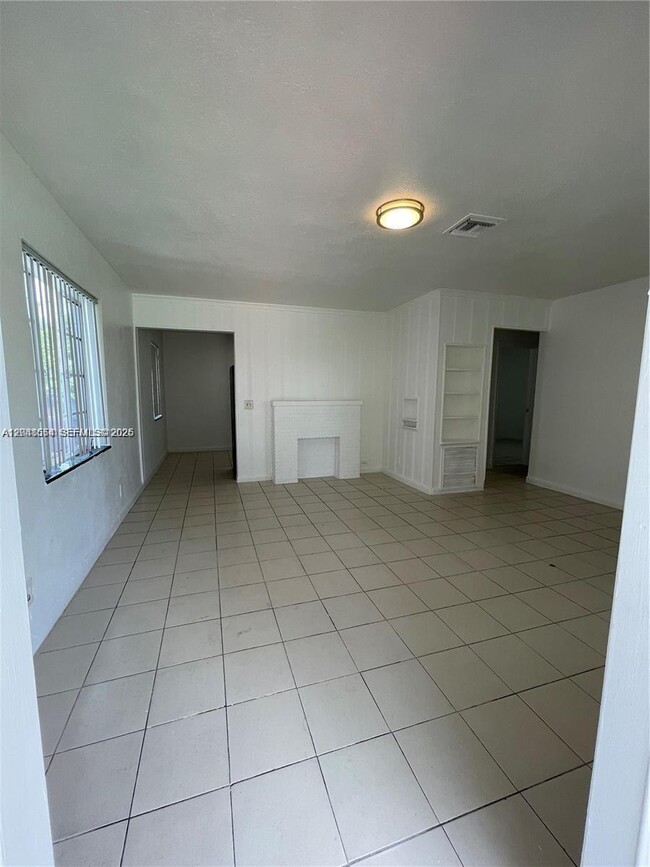 Photo - 2435 Plunkett St