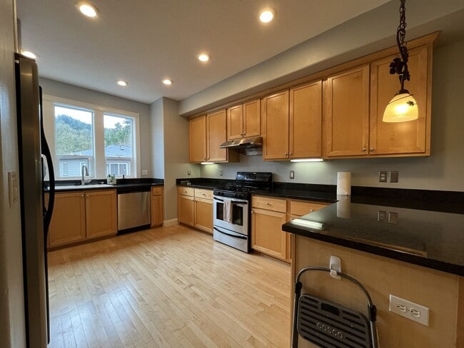Photo - Modern Townhome Near OHSU with 3 Bedrooms Each with Private En-Suite Bath