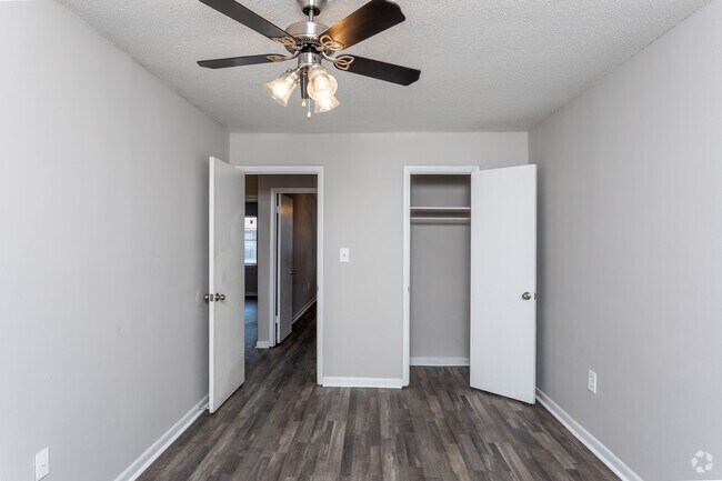 2BR, 1BA - 900 SF