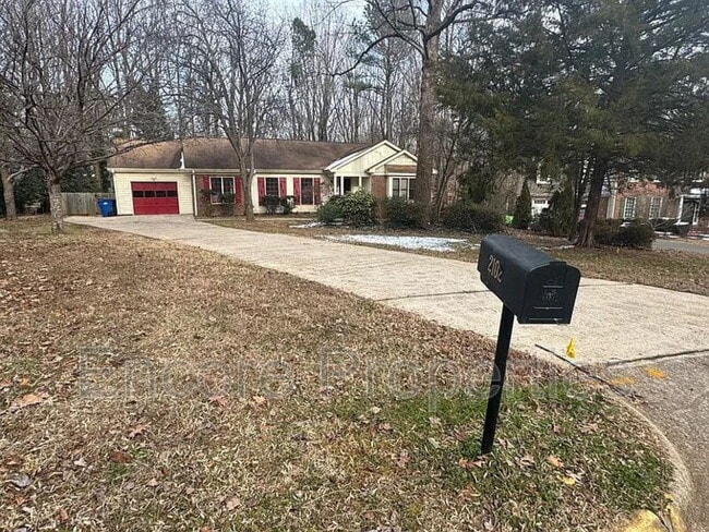 Building Photo - 2102 Oakcrest Ct