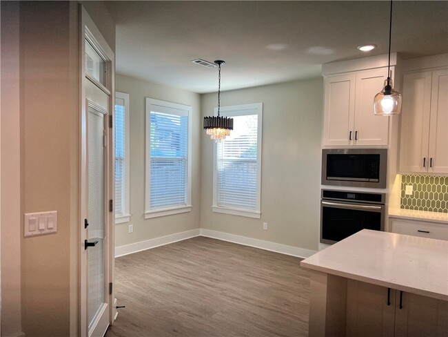 Photo - 970 Moksha St