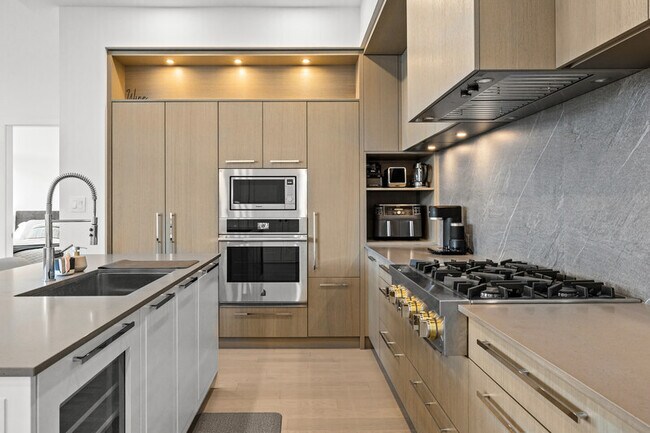 Photo - 3389 Lakeshore Rd Unit 603