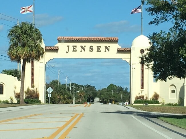 Building Photo - 1515 NE Beacon Dr Unit 603