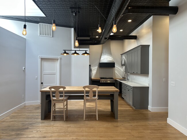 Building Photo - 212 E 1st St Unit #2 Rental
