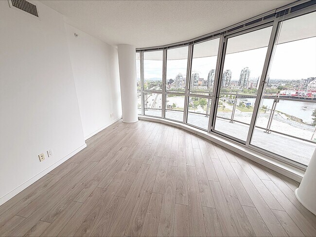 Building Photo - Centre South - 1003 Unit 1003