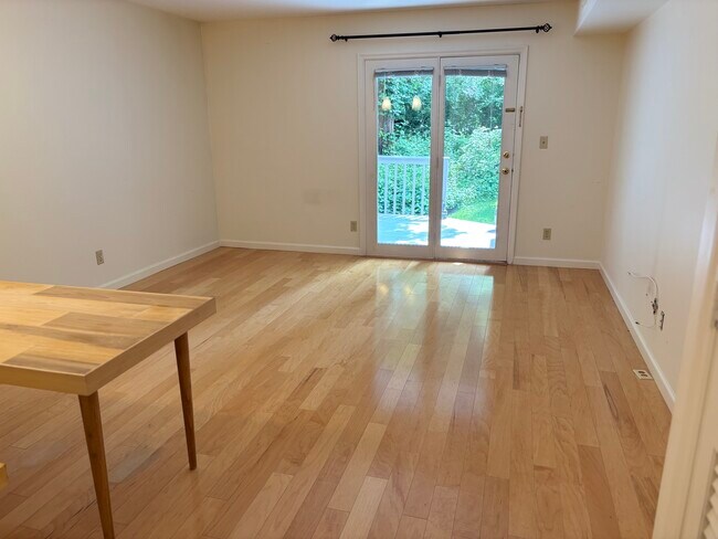 Living room - 351 Pemberwick Rd Unit 916