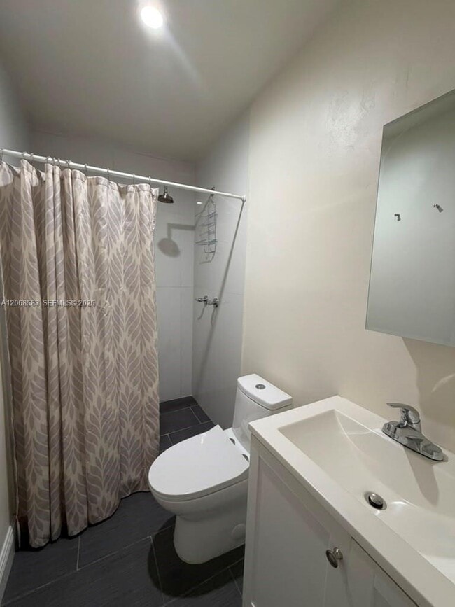 Photo - 1725 SW 32nd St Unidad 0