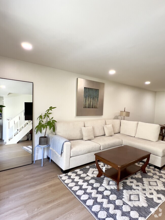 Building Photo - 1339 26th St Unit 9 Rental