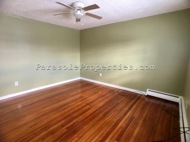 Photo - 704 Cooney St