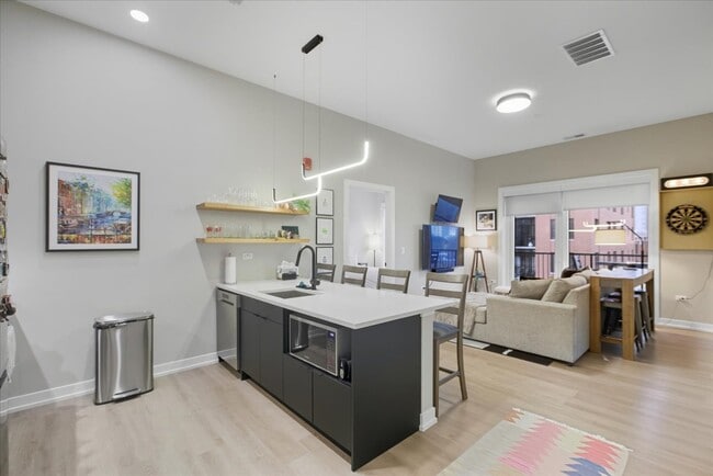 Building Photo - 3217 N Clark St