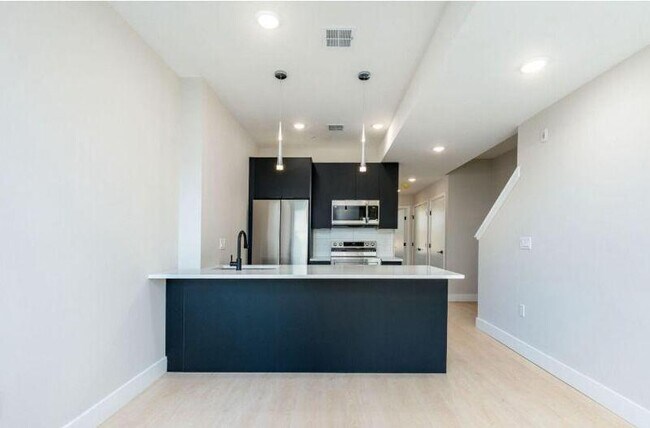 Photo - 660 Brooklyn St