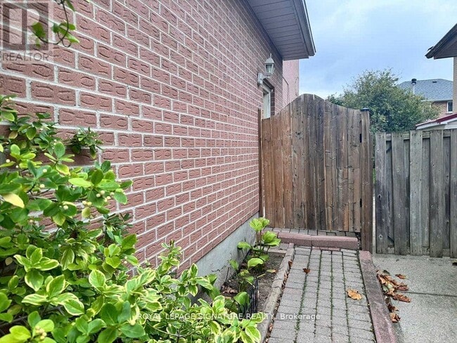 Photo - 285 Mississaga St