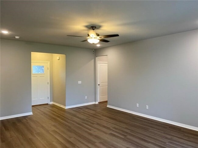 Photo - 221 Williams ct