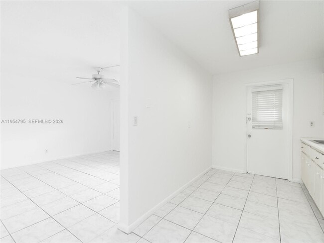 Photo - 2025 Miami Rd Unidad 15