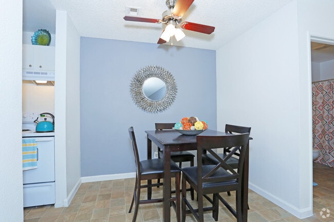 2BR, 2BA - 919 SF Dining Room