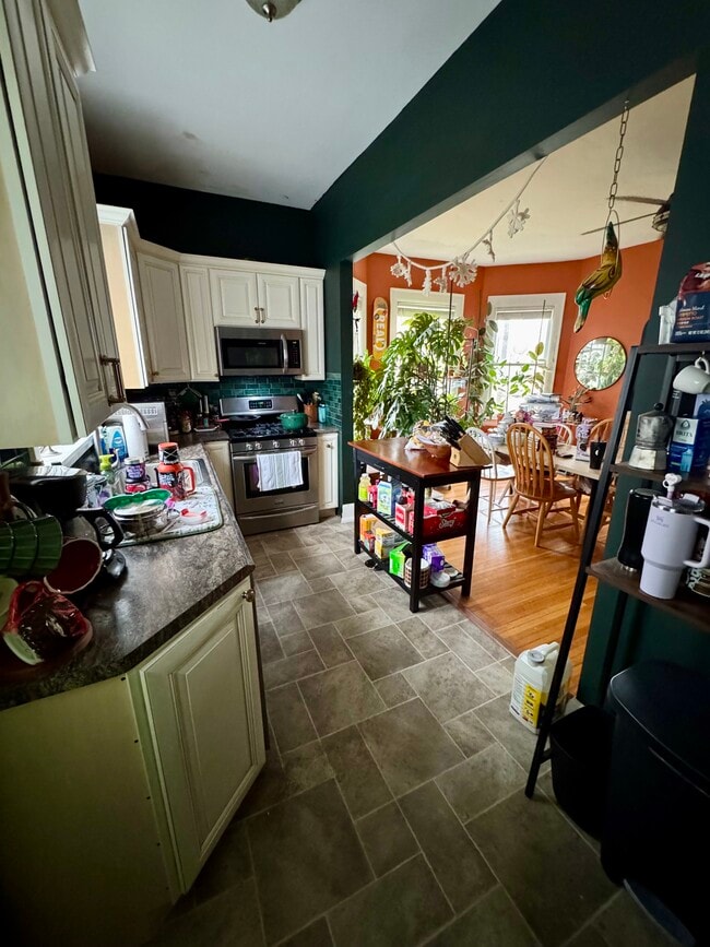 Building Photo - 609 East Walnut Street Unit 1