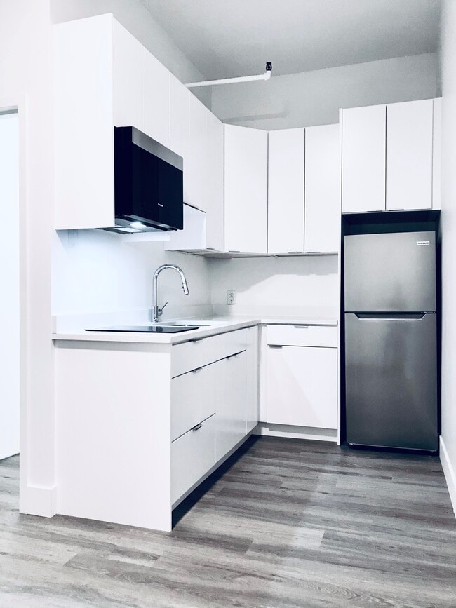 Building Photo - Waldorf Studios Unit 315