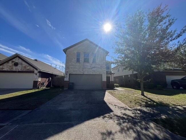 Building Photo - Spacious 4-Bedroom Family Home with Open F...