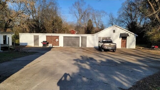 Building Photo - 4611 Washington Pike Unit Guest House