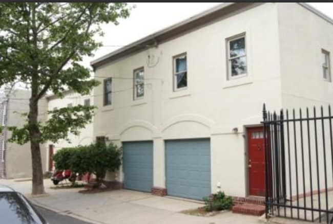 Building Photo - WONDERFUL 2 BEDROOM 1.5 BATH TOWNHOUSE W/ 1-CAR GARAGE!