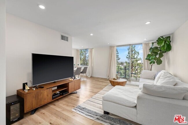 Building Photo - 100 S Doheny Dr Unit 517 Rental