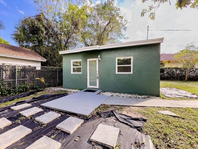 Building Photo - 1230 NE 2nd Ave