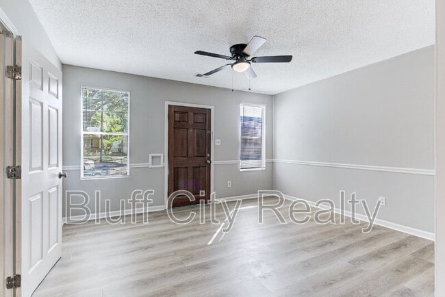 Photo - 819 Watson St